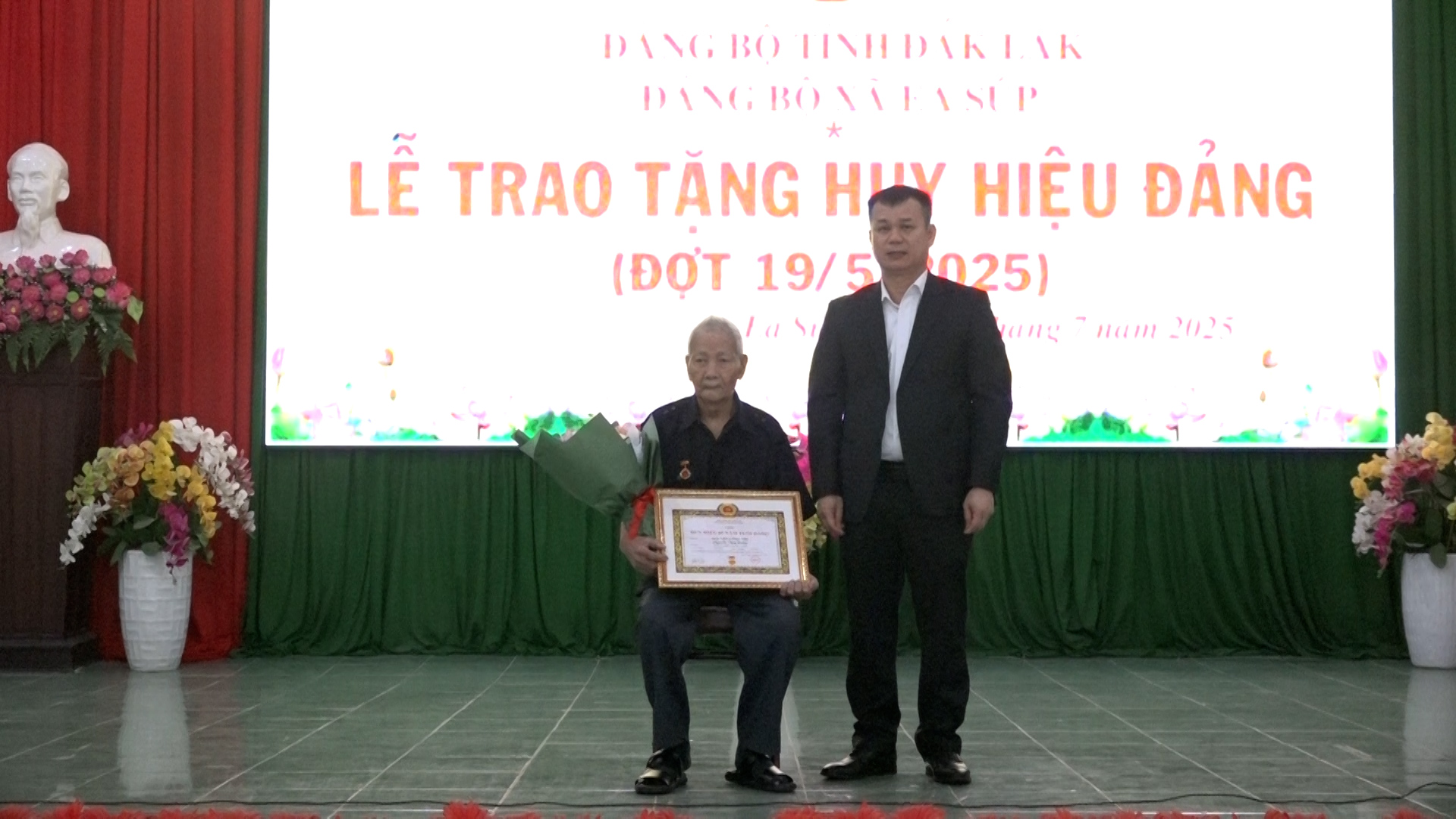 Lễ trao huy hiệu Đảng cho các Đảng viên